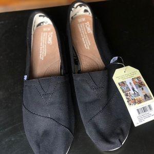 *Never worn* TOMS classic blk canvas, sz 10